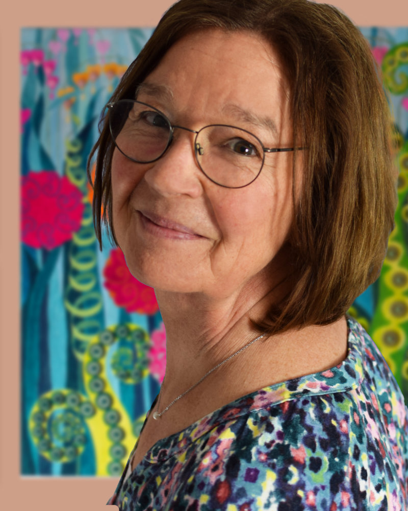 Porträt der Künstlerin Heike Ilchmann-Ruggaber in ihrem Atelier vor einer Leinwand
